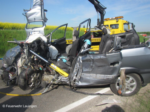 Unfallfahrzeug nach Personenbergung