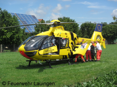 Verladen der Verletzten in den Hubschrauber