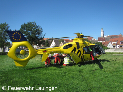 Verladen des Patienten in den Rettungshubschrauber