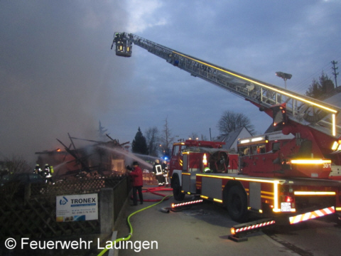 Löscharbeiten unter Einsatz der Drehleiter