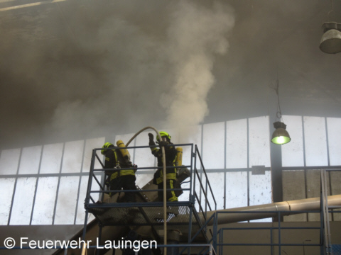 Atemschutztrupp beim Löschen des Brandes