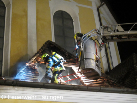 Schwerer Atemschutzeinsatz am geöffneten Dachbereich