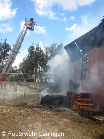 Löscharbeit unter Einsatz der Drehleiter