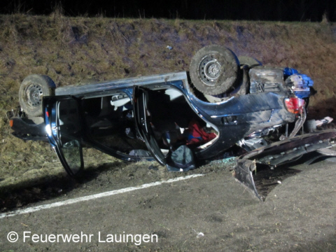 Unfallfahrzeug auf dem Dach liegend