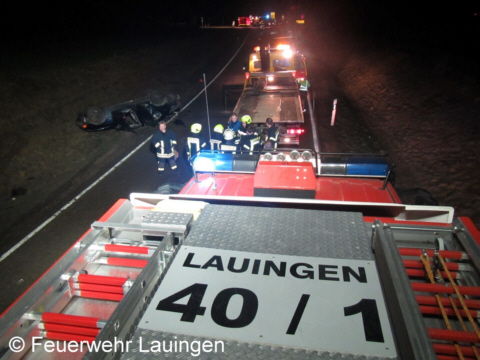 Blick auf Unfallstelle und Einsatzfahrzeuge