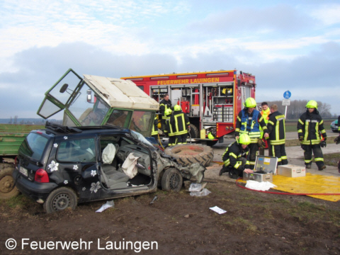 Die stehenden Unfallfahrzeuge