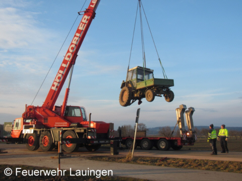 Bergung des Traktors mittels Kran