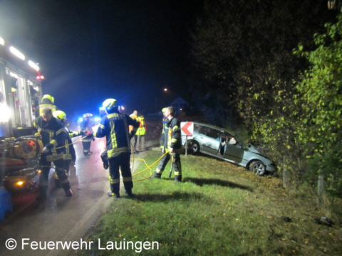 Unfallfahrzeug und beleuchtetes HLF