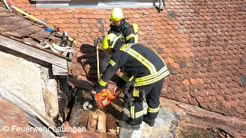 Öffnen des Daches auf der Suche nach Glutnestern