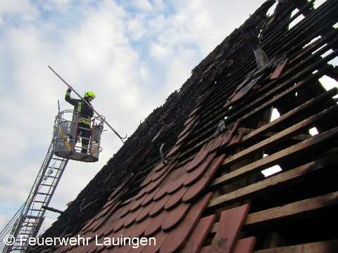 Entfernen von Dachplatten vom Drehleiterkorb aus