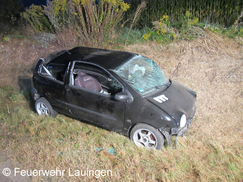 beschädigter Twingo abseits der Fahrbahn