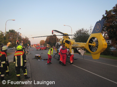 Verladen des Verletzten in den Hubschrauber