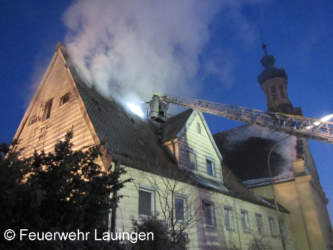 Löscharbeiten mit Drehleiter