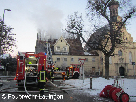 Gebäudeansicht, Dachstuhlbrand unter Kontrolle