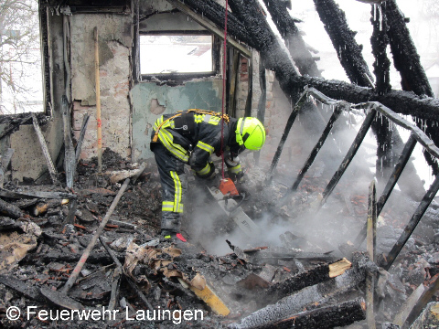 Öffnen des Fehlbodens zur Suche von Glutnestern