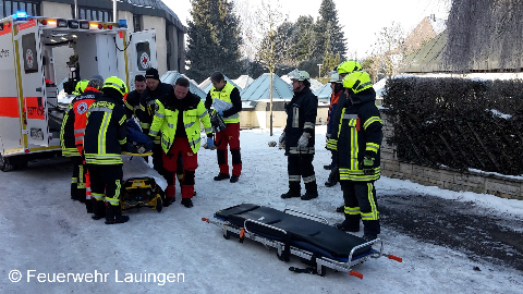 Übergabe des Verletzten an den Rettungsdienst