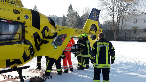 Verladen des Verletzten in den Rettungshubschrauber