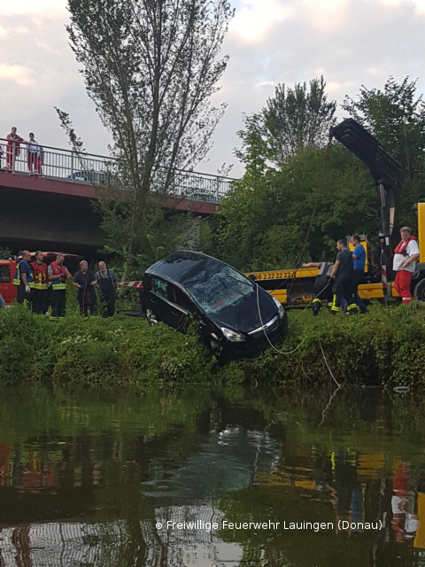 Bergung des Fahrzeuges aus der Donau