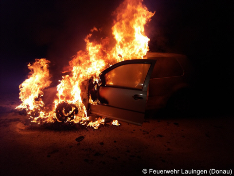 Fahrzeugfront und -innenraum im Vollbrand