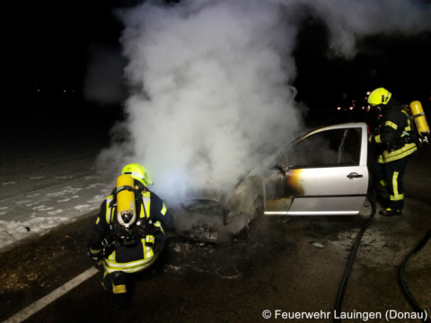 Letztte Löscharbeiten am Fahrzeug