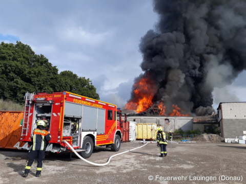 Löschangriff auf brennende Lagerhalle