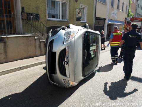 Auf der Seite liegendes Unfallfahrzeug