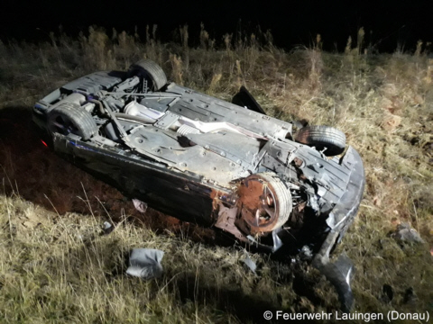 Unfallfahrzeug auf dem Dach liegend