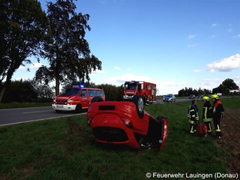 Unfallfahrzeug auf dem Dach liegend
