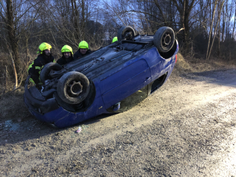 Aufrichten des auf dem Dach liegenenden Unfallwagens