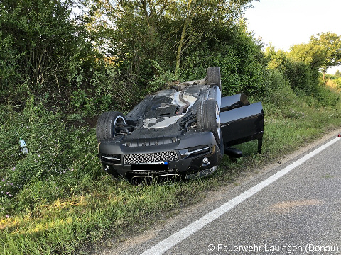 Auf dem Dach liegendes Unfallfahrzeug