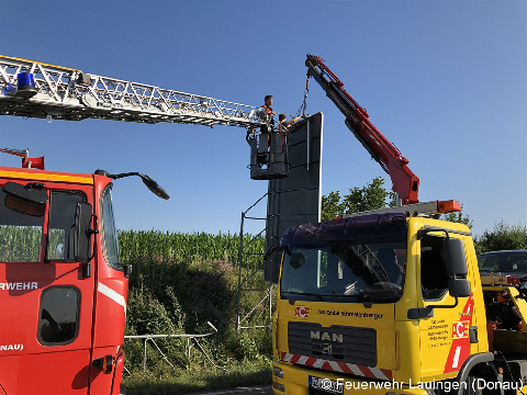 Demontage Wegweiserschild