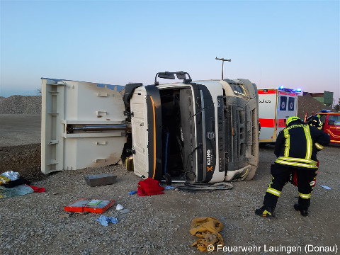 Auf der Seite liegender Lkw