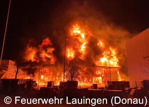 Lagerhalle im Vollbrand