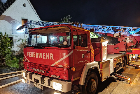 Drehleitereinsatz am Gebäude zur Personenrettung mittels Rettungskorb