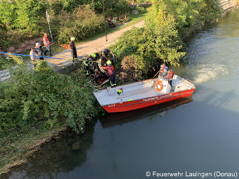 zusätzliche Sicherung der Lokomotive durch die Feuerwehr und Vorbereitung zur Bergung