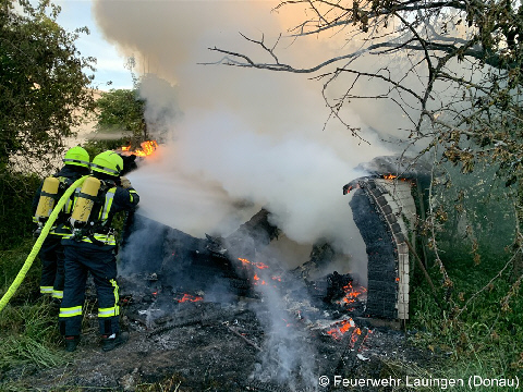 Löscharbeiten nachdem der Brand unter Kontrolle ist