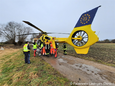 Verladung des Schwerverletzten im Rettungshubschrauber